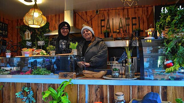 Wie in einem gemütlichen Wohnzimmer zur Weihnachtszeit sieht es beim ersten Winterfestival im Foodtruck von „Adibs Falafel“ von Salo ...