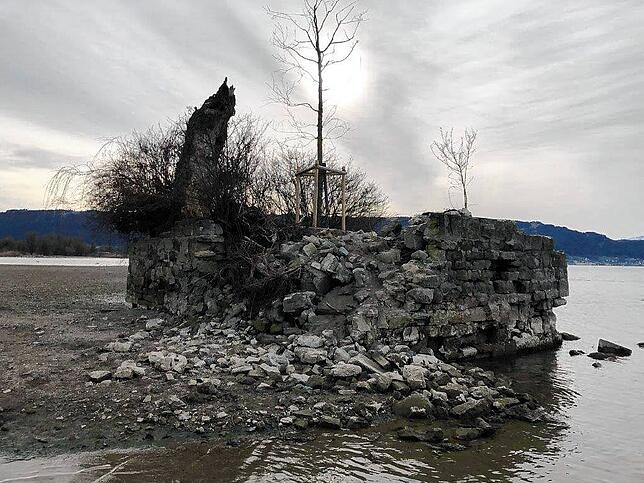 Die Insel Hoy vor Lindau (Bayern) ist mit 53 Quadratmetern die kleinste Bodensee-Insel. Ringsrum ist sie von einer Mauer eingeschlossen, ...