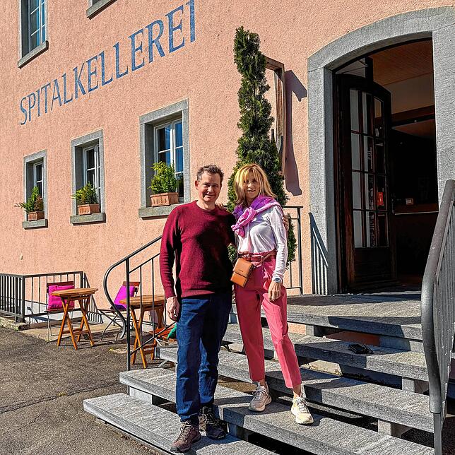 Stephan Düringer und Tamara Unterwerner bauen für drei Monate den Innenhof und das Rheinmühlenhaus zu einer Garten- und Gutsschänke um. ...