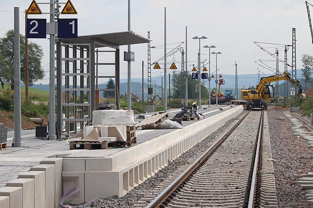 Der Dögginger Bahnhof wird fit für die Zukunft gemacht. Aus einem Bahnsteig sind mittlerweile zwei entstanden. Im Dezember sollen die ...