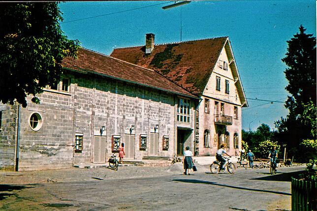Das alte Rathaus (rechter Gebäudeteil ehemaliges Gasthaus „Grüner Baum“) im Jahre 1958 mit Kinoanbau (links) in der ...