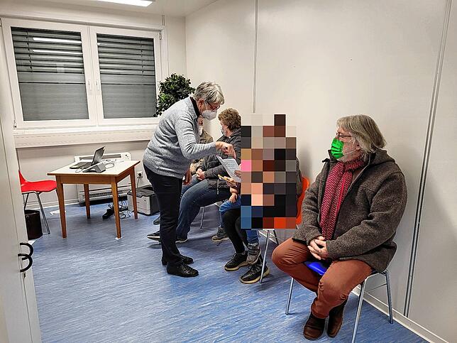 Der Warteraum des Mini-KIZ in Bad Säckingen. Hier werden die Unterlagen der Impfwillingen überprüft.