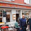 Sie müssen Ende Dezember schließen: Eugen Bücheler (rechts) und Küchenchef Albrecht Butler-Fink vor Eugens Bio-Café-Restaurant in der ...