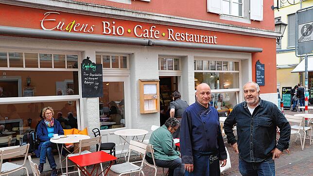 Sie müssen Ende Dezember schließen: Eugen Bücheler (rechts) und Küchenchef Albrecht Butler-Fink vor Eugens Bio-Café-Restaurant in der ...