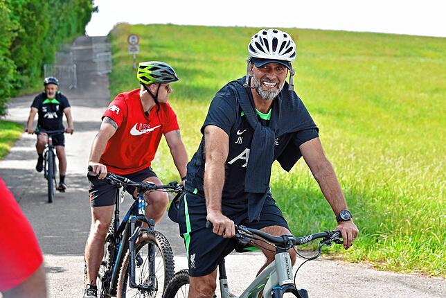 Die Liverpool-Spieler mit Trainer Jürgen Klopp fahren mit Fahrrädern vom Öschberghof zum Trainingsgelände in Aasen.