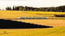 In Döggingen boomen die PV-Anlagen auf freiem Feld. Unterhalb des Zuges soll nun ein neues Solarfeld entstehen.