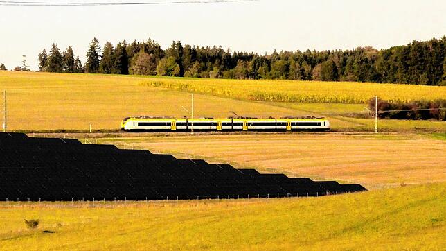In Döggingen boomen die PV-Anlagen auf freiem Feld. Unterhalb des Zuges soll nun ein neues Solarfeld entstehen.