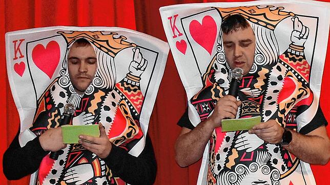 Kevin Kaltenbach und Zunftmeister Sebastian Schlachter führten durch das Programm am Bunten Abend in Berau.