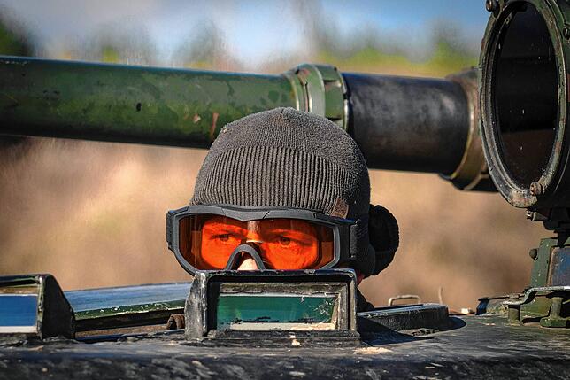 Ein Soldat der 1. Brigade der ukrainischen Nationalgarde Bureviy (Hurricane) während der Gefechtsausbildung auf einem Truppenübungsplatz ...