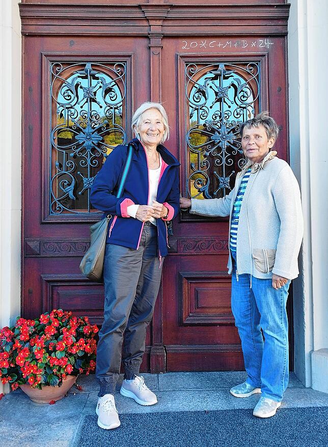 Veronika Harter (links) und ihre Freundin, Brigitte Greifenegger (rechts), stehen vor dem Eingang zur Klosterpforte in Hegne. Beide ...