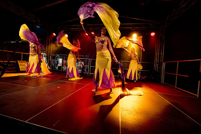 Die Showtanzgruppe Magic Bellydance vom Turnverein Villingen begeistert mit ihrer neuen Choreografie und bunten Kostümen auf dem kleinen ...