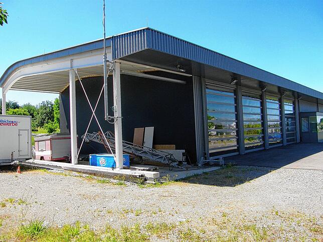 Die Feuerwehr soll nicht weiter warten auf den Ausbau ihres Gerätehauses. An dieser Seite will die Gemeinde einen Carport fertigstellen. ...