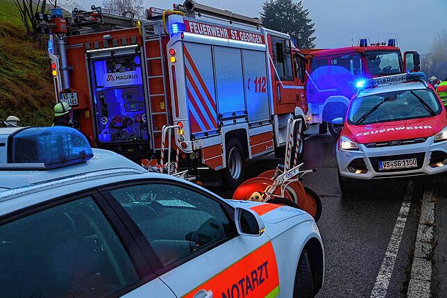 Die Feuerwehr rückte mit vier Fahrzeugen und 20 Einsatzkräften an die Einsatzstelle aus. Auch der Rettungsdienst des Roten Kreuz und ein ...