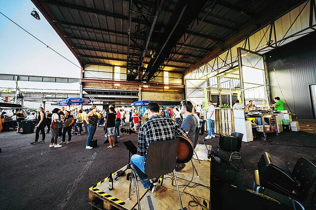 Der Markt in der Halle in Schwenningen – hier ein Foto von der monatlichen Veranstaltung im August 2021 – lädt dieses Mal ...
