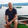 Sitzt mit dem Boot bereits ein bisschen auf dem Trockenen: Uwe Gessendorfer, Vorstand des Angelsportvereins auf dem Gelände im ...