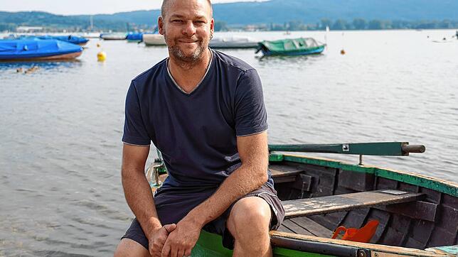 Sitzt mit dem Boot bereits ein bisschen auf dem Trockenen: Uwe Gessendorfer, Vorstand des Angelsportvereins auf dem Gelände im ...
