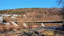 Die drei alten Brücken der L 225, die zwei Bahnlinien und die Donau überspannen, müssen trotz der Schäden noch eine Weile genutzt ...