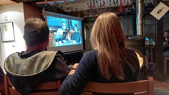 Johannes und seine Lebensgefährtin Uli beim Public Viewing im Vereinsheim des Yacht Clubs Reichenau. Rund 20 Personen verfolgten hier ...