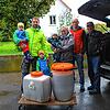 Die Familien Daniel Sessler und Patrick Lutz haben Äpfel in die Gemeinde-Mosterei gebracht und nehmen frischgepressten Saft mit nach ...
