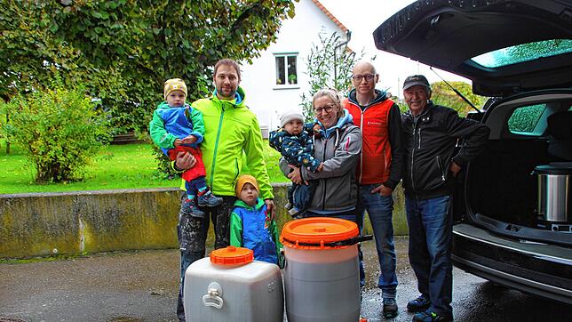 Die Familien Daniel Sessler und Patrick Lutz haben Äpfel in die Gemeinde-Mosterei gebracht und nehmen frischgepressten Saft mit nach ...