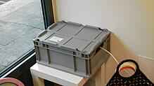 So sieht ein Frequenzmessgerät aus, das im Geschäftsinneren platziert ist.