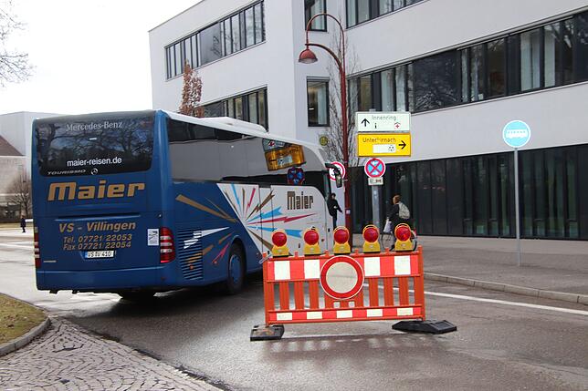 Sperre auf dem Benediktinerring bei der Volksbank: Ein Bus blockiert die Fahrbahn.
