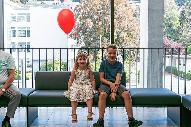 Geduldig: Lena und Philipp Rieple aus Gurtweil machten es sich während des Wartens auf eine Führung im Lounge-Bereich im Obergeschoss ...