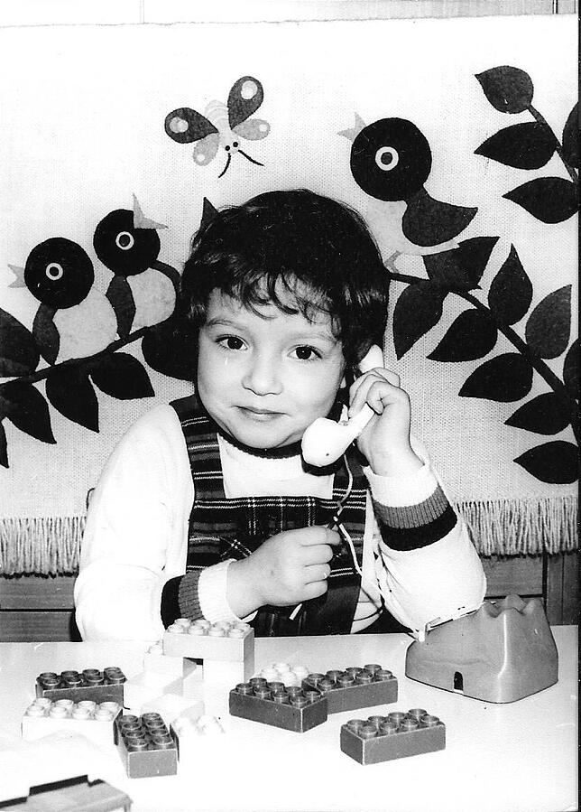 Telefone gab es vor allem im Kinderzimmer: Manja mit dem begehrten Konsumartikel.