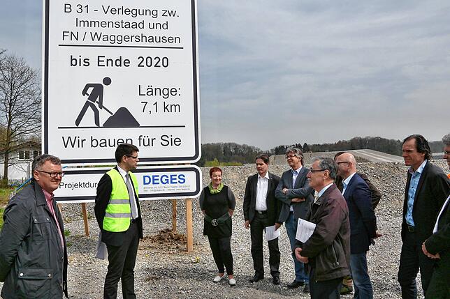 April 2016: Freigabe für den Bau von vier Brückenbauwerkender B31neu (v.l. vorne) mit Oberbürgermeister Andreas Brand und ...