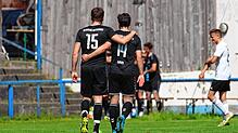 Tim Krämer (links, SC Konstanz-Wollmatingen) und Markus Hain gehen zufrieden zu ihren jubelnden Kollegen. Die Gastgeber gewannen ...