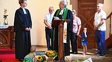 Dekan Wolfgang Rüter-Ebel entlässt Pfarrerin Lisa Kiene aus dem Dienst der evangelischen Landeskirche. Weiter im Bild Kirchenältester ...