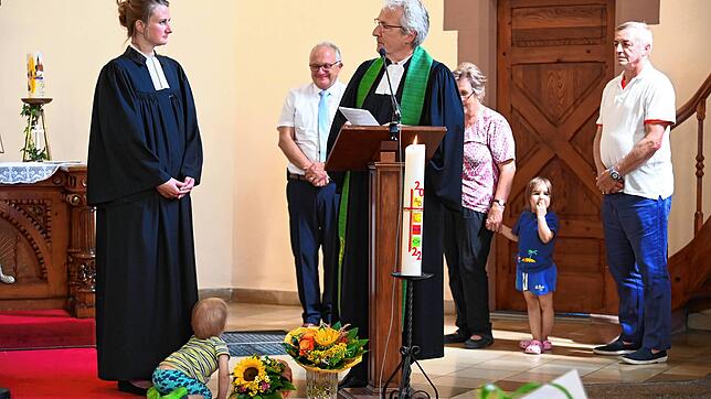 Dekan Wolfgang Rüter-Ebel entlässt Pfarrerin Lisa Kiene aus dem Dienst der evangelischen Landeskirche. Weiter im Bild Kirchenältester ...