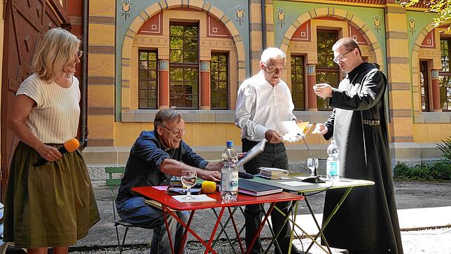 Nach der Lesung tauschten sich die Autoren mit den Gästen aus (von links): Moderatorin Annette Maria Rieger, Lyriker Walle Sayer, ...
