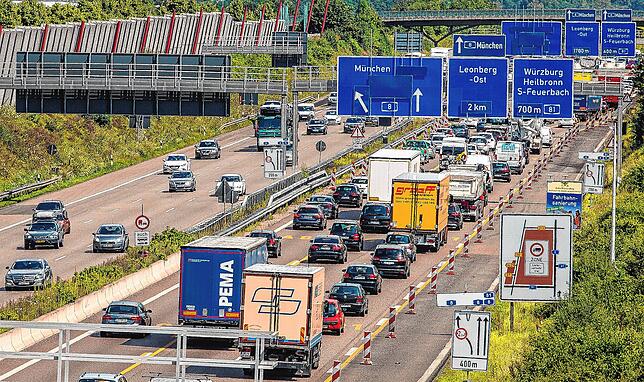 Stau auf der Autobahn A8 in der Nähe des Leonberger Dreiecks: Am Verkehrsknoten passieren viele Unfälle.