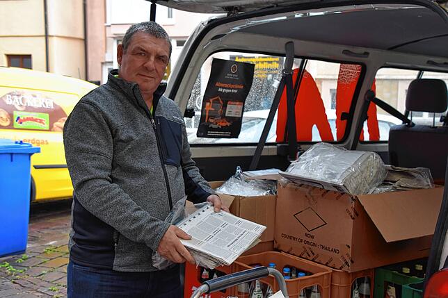 Eberhard Martin holt für die Igelhilfe übrige Zeitungen bei der Lokalredaktion ab.