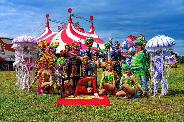 Für die große Wasser-Show sind sie bereits gerüstet, die Artisten des Zirkus Knie mit ihren originellen und farbenprächtigen Kostümen.