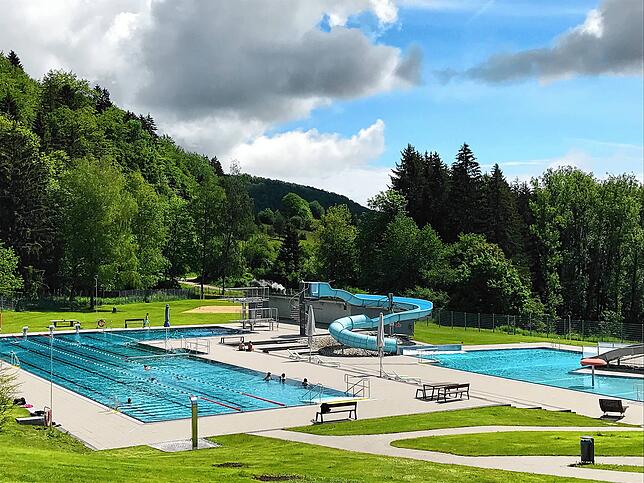 Das Blumberger Panoramabad mit einem Schwimmerbecken mit Sprungtürmen sowie einem Nichtschwimmerbecken inklusive zwei Rutschen.