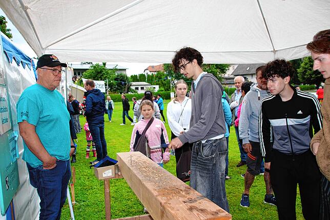 Bild 14: Besucher feiern trotz Regen auf 34. Walder Dorffest