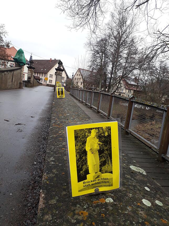„Brücke achten, statt schlachten“, Gelbweste Nepomuk - so steht es auf den Schildern entlang der Bregbrücke. Bild: Anita Reichart