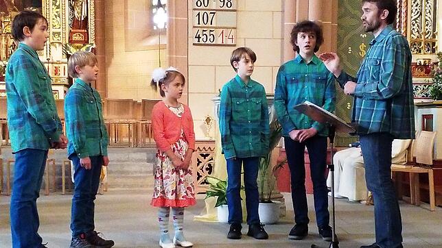 Das Familienvokalensemble Kraft bestehend aus Gabriel, Johannes, Tatjana, Elias, Josef Maria und Vater Josef Kraft (von links) bei einem ...