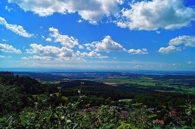 Der Aussichtspunkt &bdquo;Bellevue&ldquo; im Friedwald trägt seinen Namen zurecht.