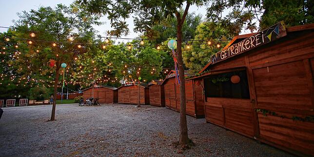 Die Probe aufs Exempel: Die ersten Lichterketten und Lampions schmücken schon den Stadtgarten für das Konstanzer Stadtgartenfest.