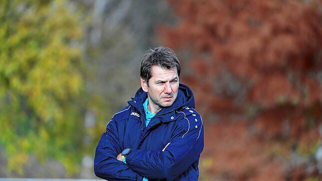 Rolf Blum, Trainer der SG Reichenau, feiert mit einer Mannschaft einen verdienten 5:0-Heimsieg über den SC Pfullendorf II.