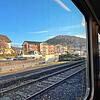 Ein Blick aus dem IRE auf die Baustelle beim Bahnhof in Tiengen.
