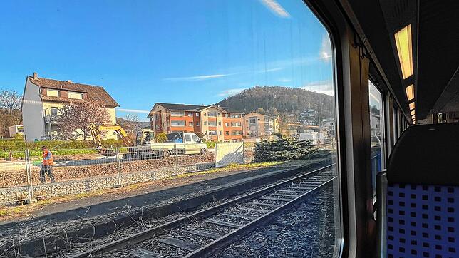 Ein Blick aus dem IRE auf die Baustelle beim Bahnhof in Tiengen.