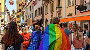 Sie sind viele und sie sind laut: Demozug durch die Konstanzer Innenstadt beim Christopher Street Day 2024.