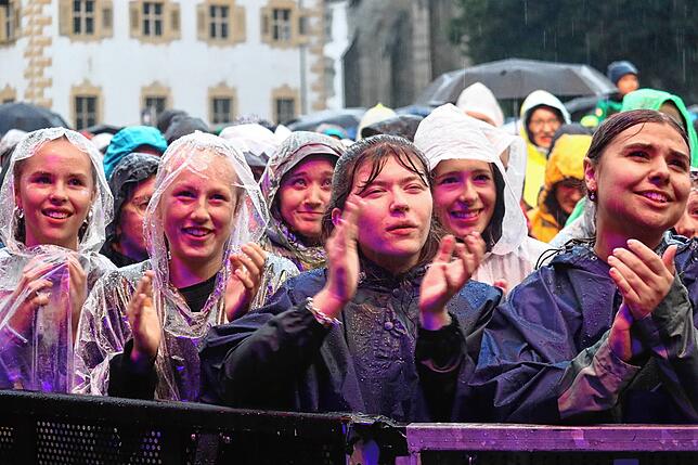 Bild 23: Regenfeste Wincent-Weiss-Fans in Salem
