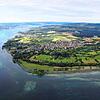 Blick von der Reichenau aus auf die Höri, links der Rhein, mittig die Kirche von Horn. Im Hintergrund rechts ist der Höhenzug des ...