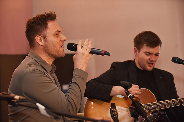 Thomas Sausen (links) und Andre Ernst von „Herrenabend“ sorgen für die Musik.