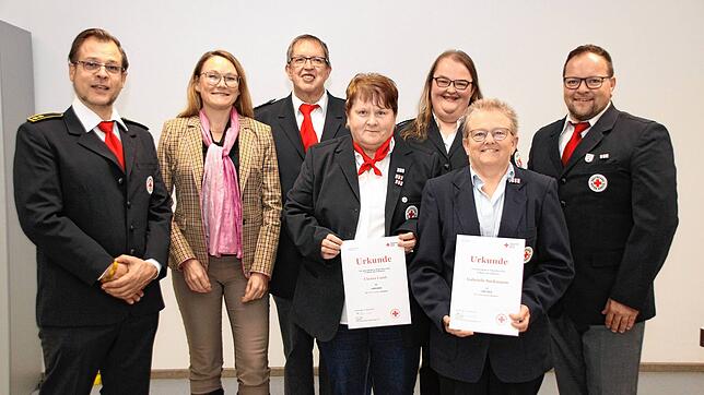 Beim DRK-Ortsverein Meßkirch wurden langjährige Vereinsmitglieder geehrt. Hinten von links: DRK-Kreisbereitschaftsleiter Ralph Grad, ...